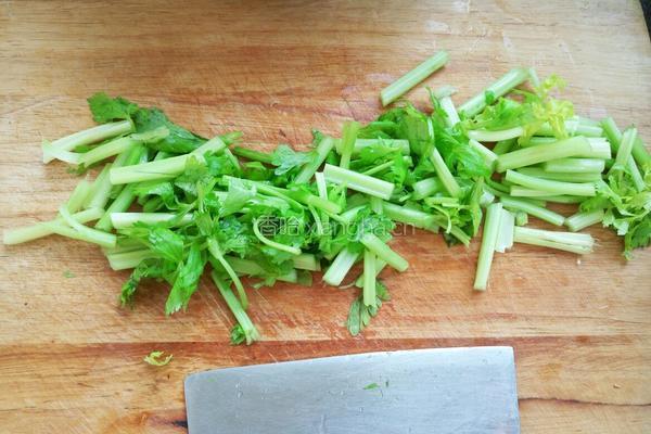 芹菜拌黄豆芽的做法图解3