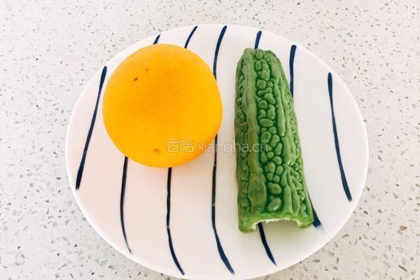 橙蜜苦瓜排毒水的做法图解1