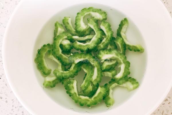 橙蜜苦瓜排毒水的做法图解2
