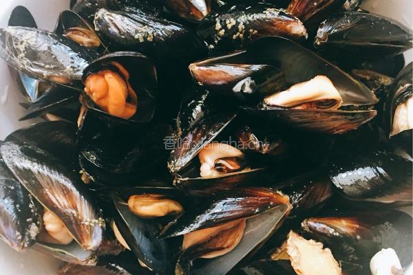 杏鲍菇爆炒淡菜肉的做法图解1