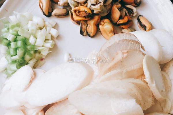 杏鲍菇爆炒淡菜肉的做法图解3