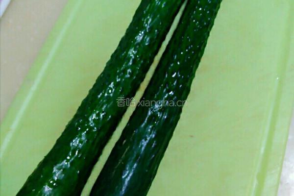 爽脆麻辣青瓜的做法图解1