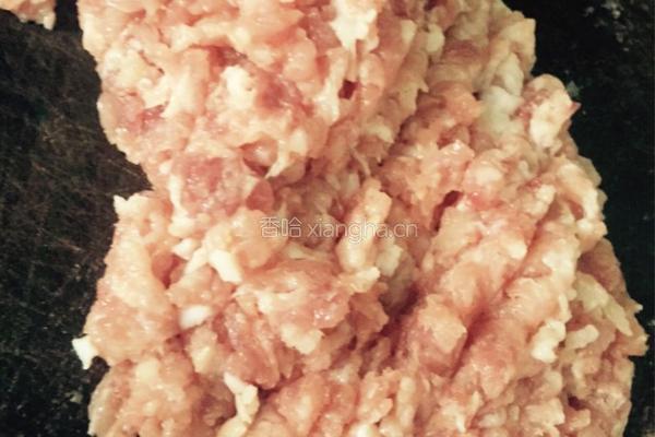 芹香猪肉饺的做法图解1