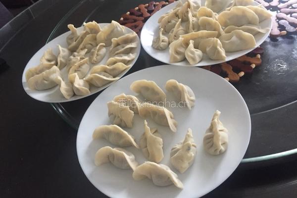 芹香猪肉饺的做法图解4