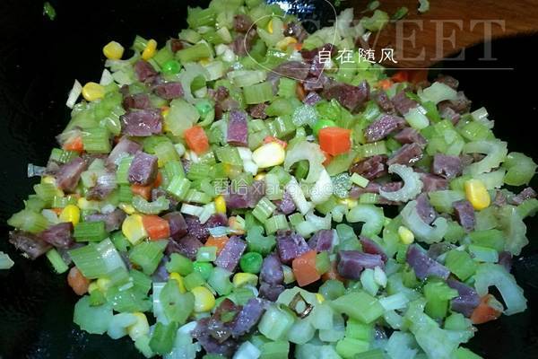 腊肠菜丁蛋炒饭的做法图解6