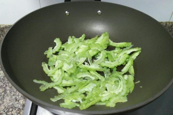 苦瓜炒牛肉的做法图解7
