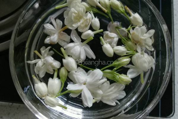 茉莉花炒鸡蛋的做法图解3