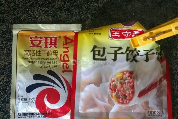 圆白菜木耳猪肉馅儿包子的做法图解2