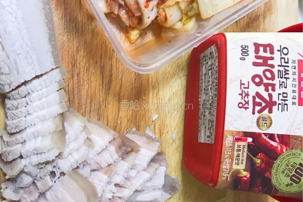 韩式五花肉炒辣白菜的做法图解2