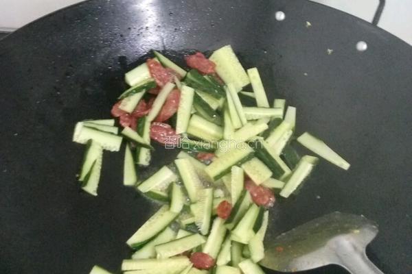 广式腊肠炒青瓜的做法图解4