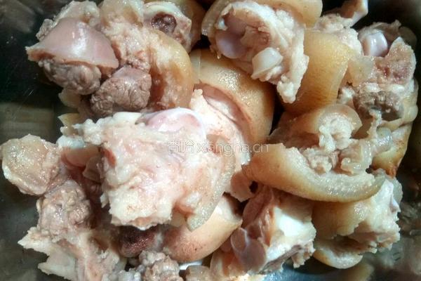电饭锅酱油猪脚的做法图解4