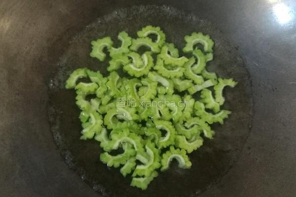 苦瓜炒肉的做法图解2