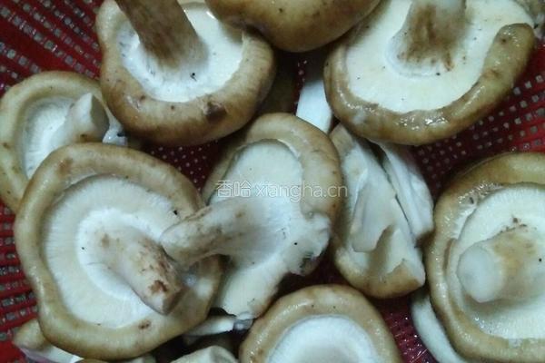 香菇小炒肉的做法图解1
