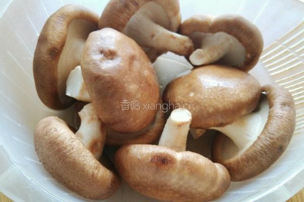 肉末香菇炖豆腐的做法图解1