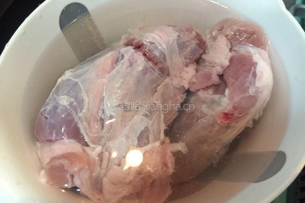 猪腱子肉的做法图解1