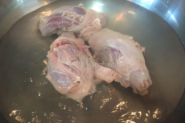 猪腱子肉的做法图解2