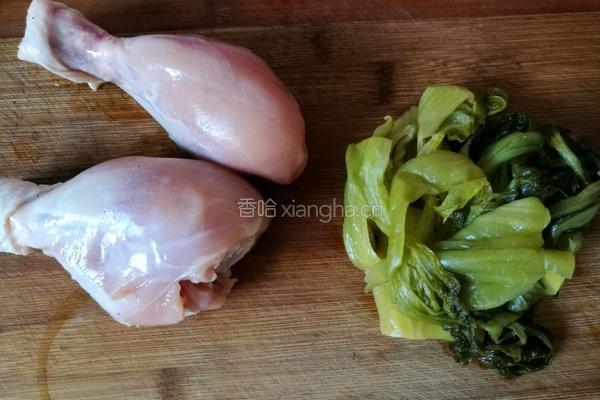 酸菜炒鸡腿肉的做法图解1