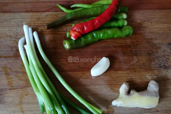 酸菜炒鸡腿肉的做法图解2