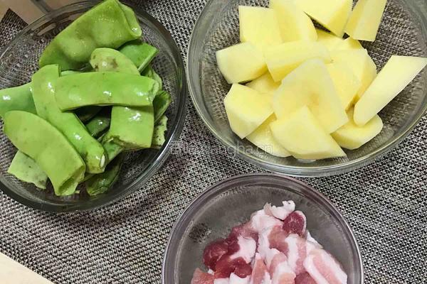 特色土豆炖豆角的做法图解1