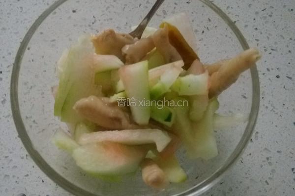 泡椒凤爪拌瓜皮的做法图解4