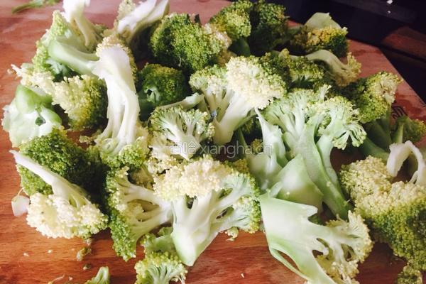 蒜蓉西兰花的做法图解1