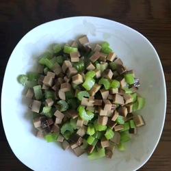 芹菜拌蛋定姐鸡蛋干的做法[图]