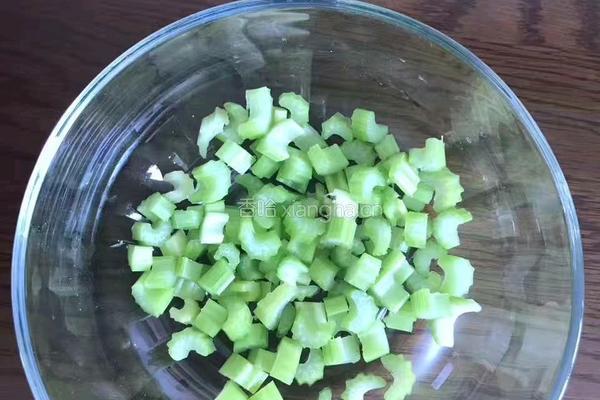 芹菜拌蛋定姐鸡蛋干的做法图解1