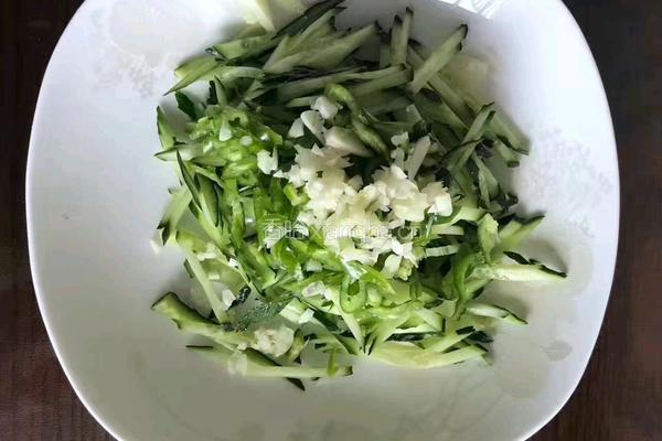 凉拌黄瓜蛋定姐鸡蛋干的做法图解2