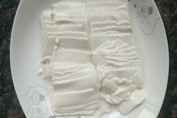 皮蛋豆腐的做法图解2