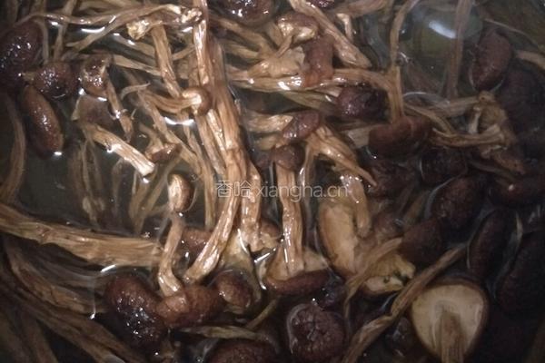 茶树菇排骨汤的做法图解1