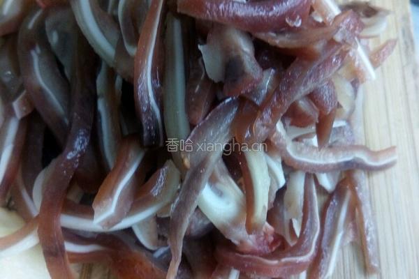 青椒炒猪耳朵的做法图解1