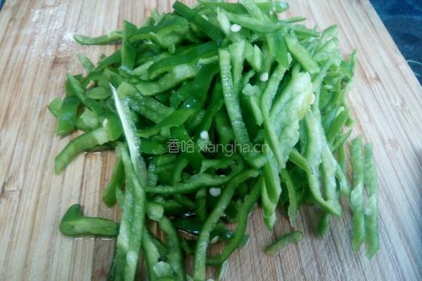 青椒炒猪耳朵的做法图解2