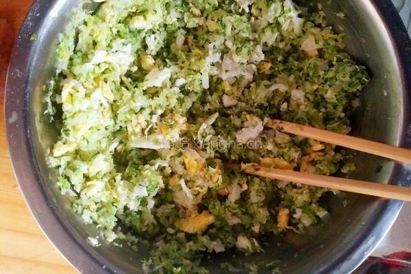 白菜虾仁饺子的做法图解9