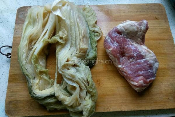 酸菜炒五花肉的做法图解1