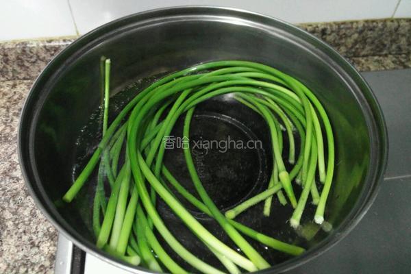 凉拌手撕蒜苔的做法图解3