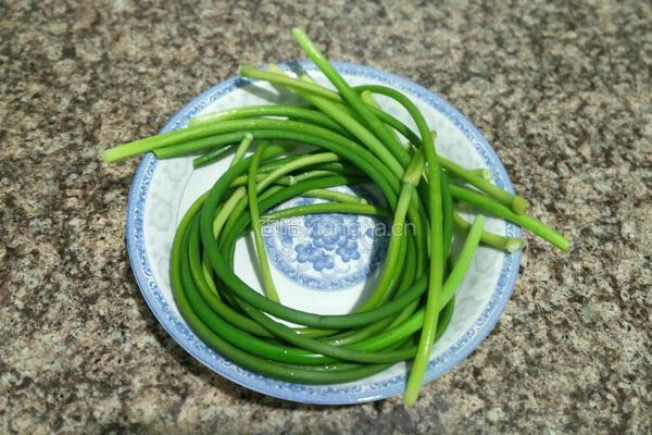 凉拌手撕蒜苔的做法图解5