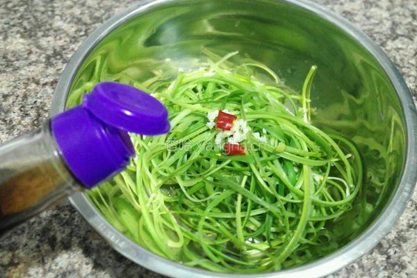 凉拌手撕蒜苔的做法图解9