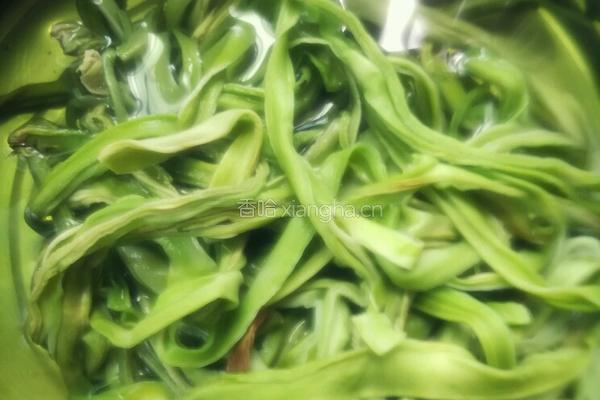 剁椒拌贡菜的做法图解2