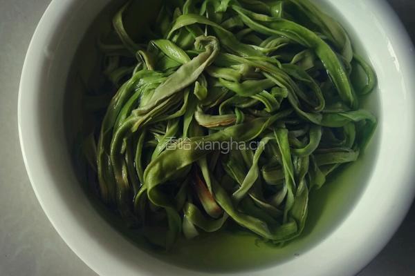 剁椒拌贡菜的做法图解3