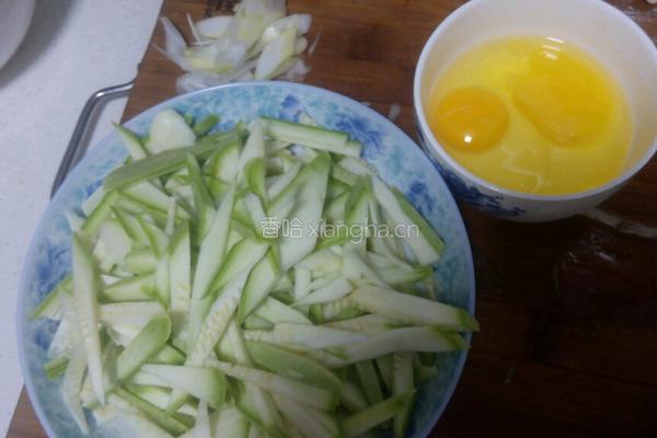 西葫芦炒鸡蛋的做法图解2