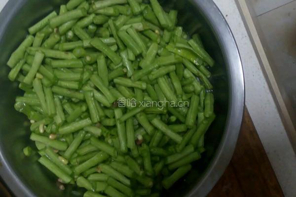 豆角炒肉丝的做法图解1