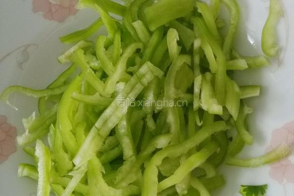 尖椒土豆丝的做法图解1