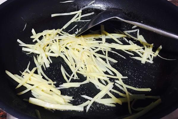 土豆鸡蛋煎冷饭的做法图解2