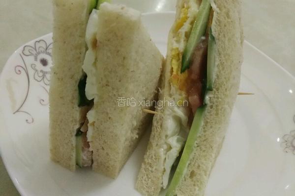 鸡蛋番茄黄瓜全麦三明治