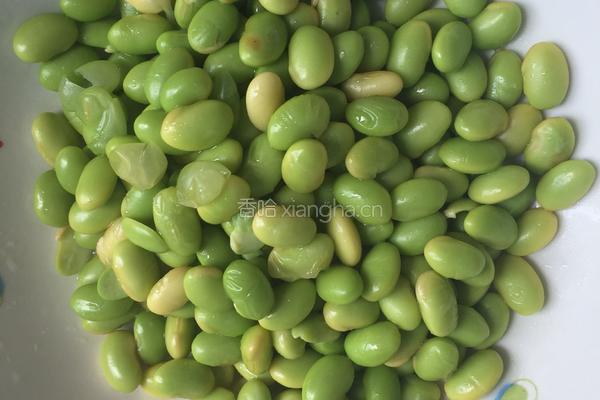 青豆炒红椒的做法图解1