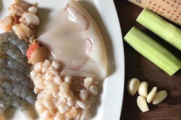 蒜香海鲜面的做法图解1