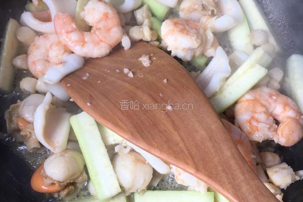 蒜香海鲜面的做法图解8