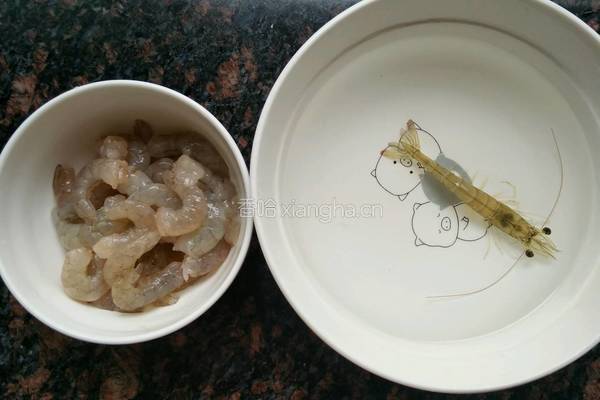 虾球烩金针菇的做法图解1
