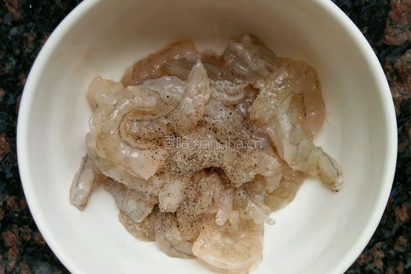 虾球烩金针菇的做法图解2