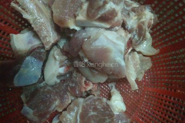 玉米排骨汤的做法图解1